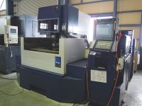 ワイヤー放電加工機